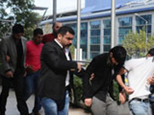 Parkta ağlayan kadını kandırıp eve getirdiler