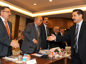 Hükümet memurlarla masaya oturuyor