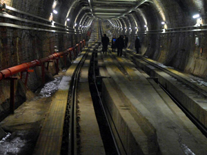 Bir kadın metro raylarına düştü