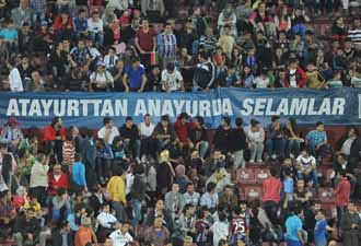 Tribüne Atayurttan Anayurda selam pankartı