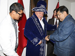 Kazaklar Sadri Şener'i sevdi