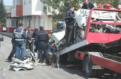 Irmağa Düşen Minibüsün Hurdası Satılıyor