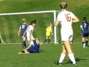 Rakibinin suratına diziyle vurdu