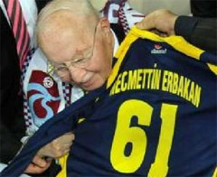 Necmettin Erbakan'ı döveceklerdi!