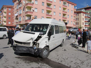 Kazada 8'i çocuk 10 kişi yaralandı