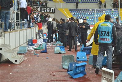 Polisin kafasına sandalyeyle vurdu