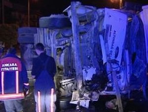 Çöp kamyonuna cip çarptı