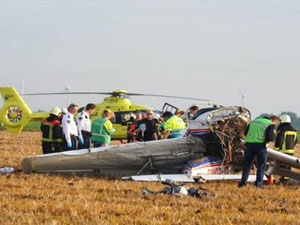 Havada çarpışan uçaklar tarlaya düştü