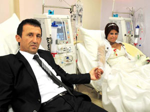 Gelinlik ve damatlıkla diyalize girdiler