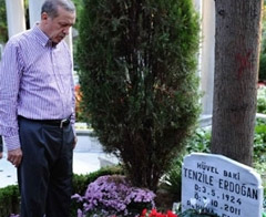 Başbakan anne ve babasını ziyaret etti