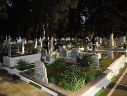 Eşinin mezarı başında öldü