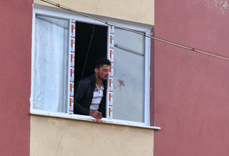 3 yaşındaki kızını 10 saat rehin aldı