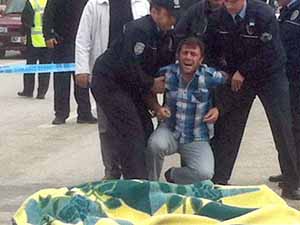 Annesinin cesedi başında feryad etti