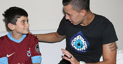Emre Güral minik taraftarı ziyaret etti!