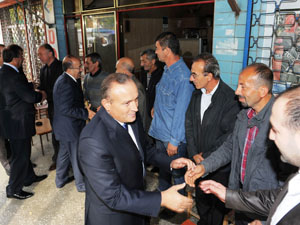 Vali ve başkan vatandaşlarla bayramlaştı