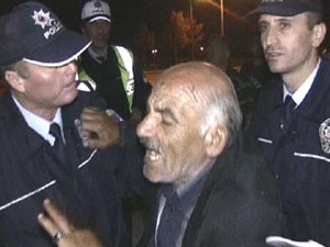 Ailesini Unuttu, Otomobiline Üzüldü