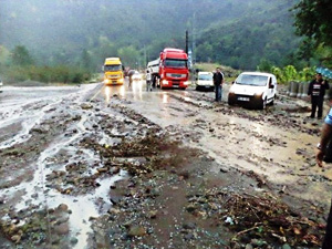 Yollar ulaşıma kapandı