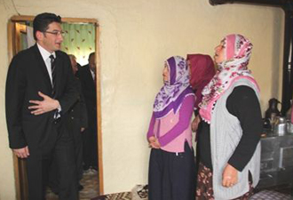 Vali Hakyemez Şehit ailesini ziyaret etti