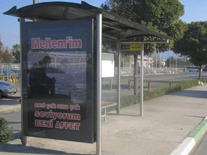 Billboardlara ilan verdi