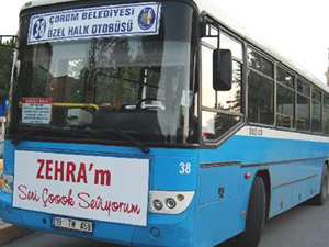 Otobüsün önüne pankart astırdı