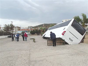 Tur otobüsünün ağırlığı yolu çöktürdü