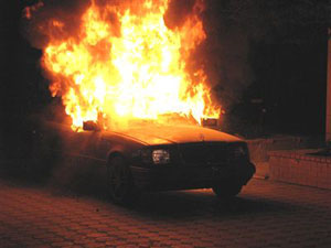 Sürücü güçlükle kendini kurtardı