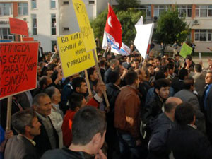 Öfkeli köylüler valiliği bastı