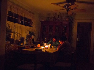 Kasırga sebebiyle elektrikler kesilince...