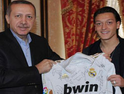 Erdoğan Mesut Özil'i örnek gösterdi