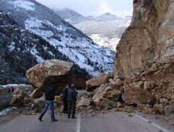 Araklı'da heyelan yolu kapattı