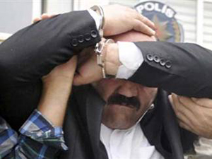 Polisi görünce parayı yuttu