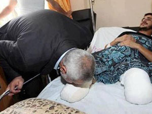 Başbakan yaralı vatandaşı ayağından öptü