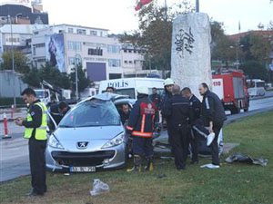 Heykele Çarpan Sürücü Hayatını Kaybetti