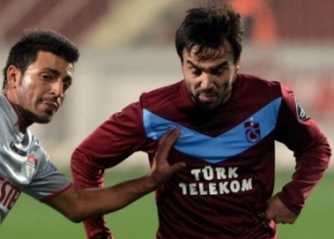 Volkan Şen'e yumruk atmaya çalıştı