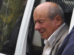 Ceviz toplayan eşini ezdi