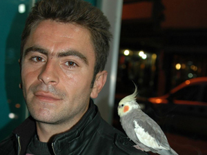 Omuzuna konan papağan ayrılmıyor