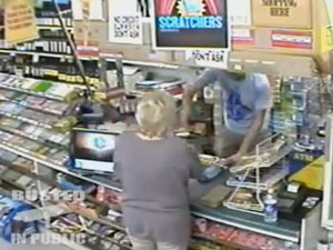 Kasiyer Müşterisini Soydu!