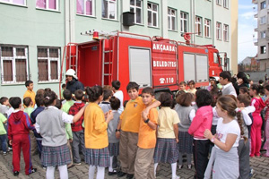 Öğrenciler alkışladı itfaiye tatbikat yaptı