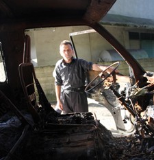 Yanan araçtaki kupona, otomobil çıktı