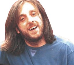 Seni unutmadık, şair ceketli çocuk!