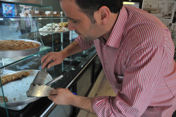 Trabzon'da Arılar şehre indi,  pastaneler  istilada