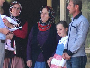 Kızını dövdü şimdi dizini dövecek