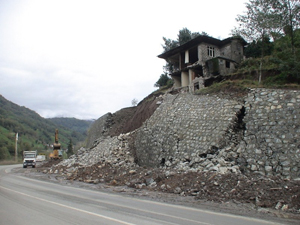 Artvin'de korkutan heyelan