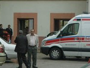 Hakim evinin bahçesinde ölü bulundu !