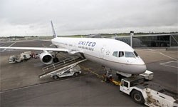 Namaz kılan yolcuya kelepçe