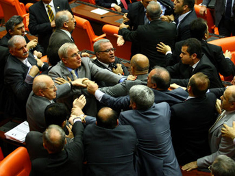 CHP'den AKP'lilere biber gazı