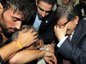 Davutoğlu Gözyaşlarını Tutamadı