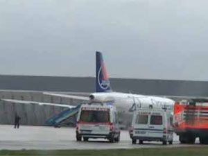 Acil iniş izni istiyoruz, bomba tehdidi var