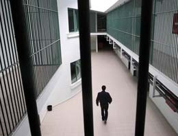 Avukat cezaevinde kurşun yağdırdı