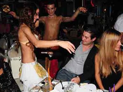 Trabzonlu konsolosun dansözlü doğum günü